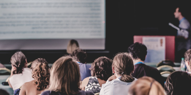 traditional classroom vs educational simulations pros cons